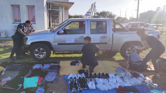 una pareja fue detenida con contrabando de ropa y calzado en plena ruta 2