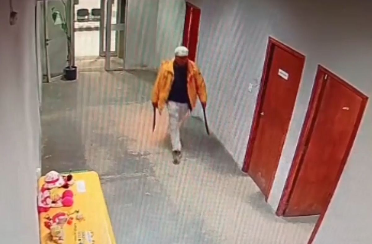 Un hombre ingresó con dos machetes a una comisaría y fue reducido por los policías; quedó registrado