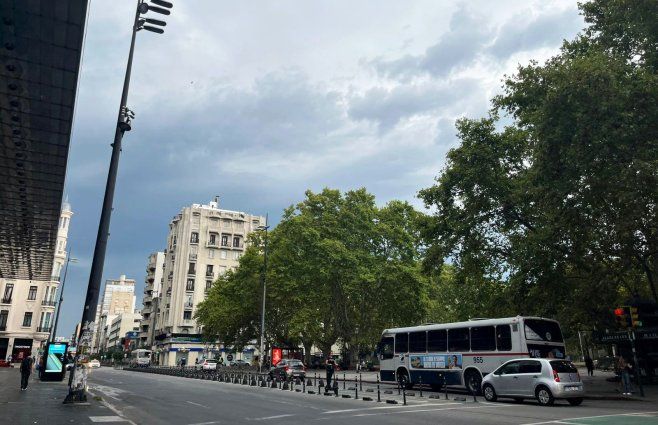 Foto: Subrayado. Tiempo cubierto este jueves en la mañana en el Centro de Montevideo.