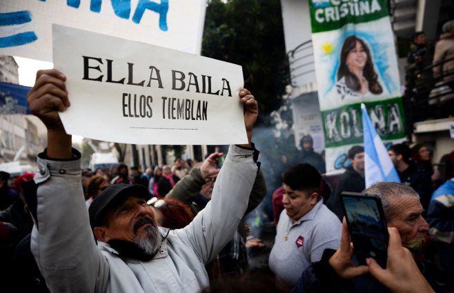 Foto: AFP. Marcha en apoyo a Cristina Fernández, este miércoles en Buenos Aires.