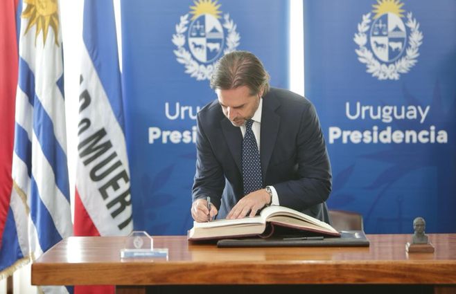 lacalle pou regresa al pais 0411 (6).jpg
