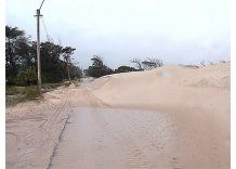 Montañas de arena cortaron la rambla en Parque del Plata