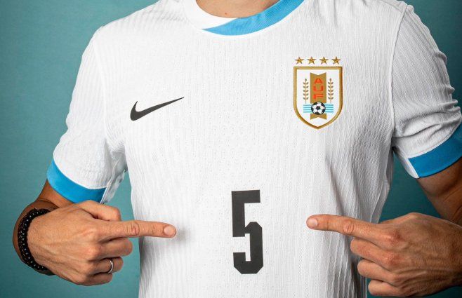 Foto: @Uruguay, en X. Camiseta blanca de Uruguay.