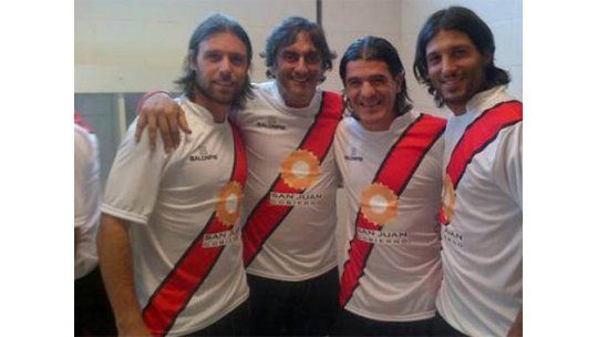 Enzo Francescoli, a los 50 años, sigue haciendo goles de chilena