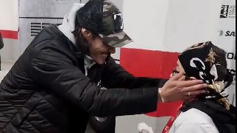 uno mas, y van... edinson cavani tuvo un lindo gesto con un nino hincha de valencia