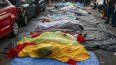 Los cuerpos exhibidos por vecinos de la favela en Rio de Janeiro. Foto: AFP Los cuerpos exhibidos por vecinos de la favela en Rio de Janeiro. Foto: AFP