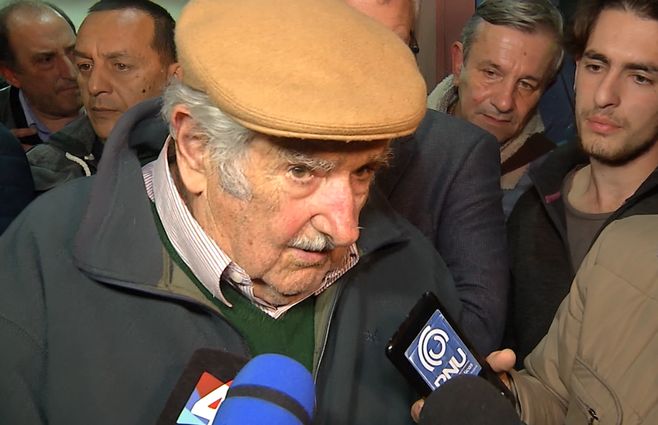 Mujica-con-boina-y-la-prensa.jpg
