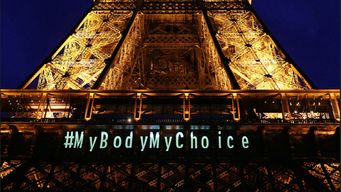 París, Francia. La torre Eiffel iluminada y con la frase: mi cuerpo, mi elección. AFP.