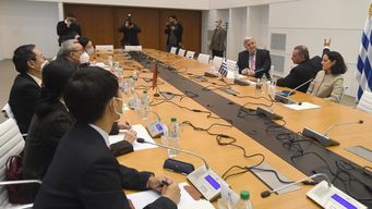 Bustillo, Delgado y Arbeleche en la reunión con jerarcas de China. Foto: FocoUy.