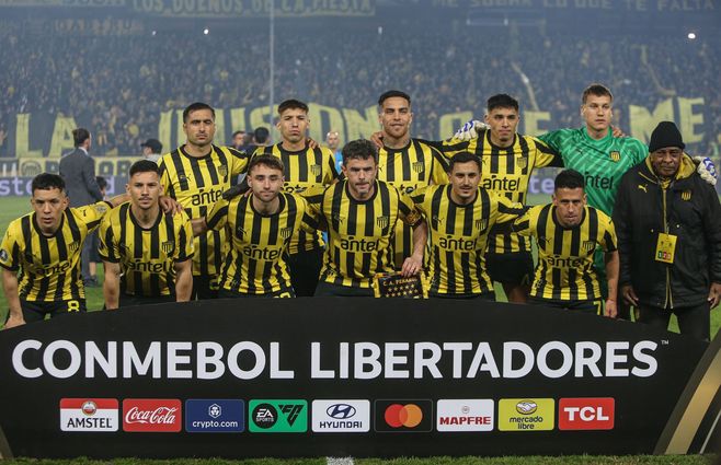 Peñarol Vs. The Strongest. Foto: Foco UY