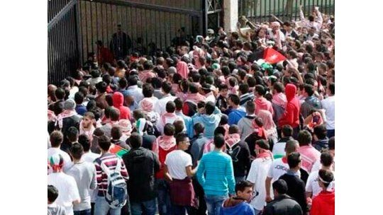 Los jordanos copan las puertas del estadio; escasa organización