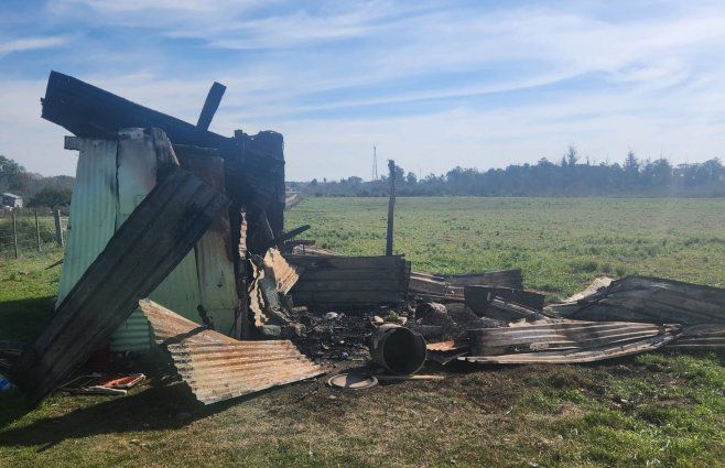 Foto: Eduardo Castro, Subrayado. Vivienda incendiada.