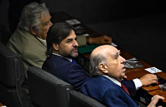 Lacalle Pou con Mujica y Sanguinetti en el Congreso de Brasilia. AFP.