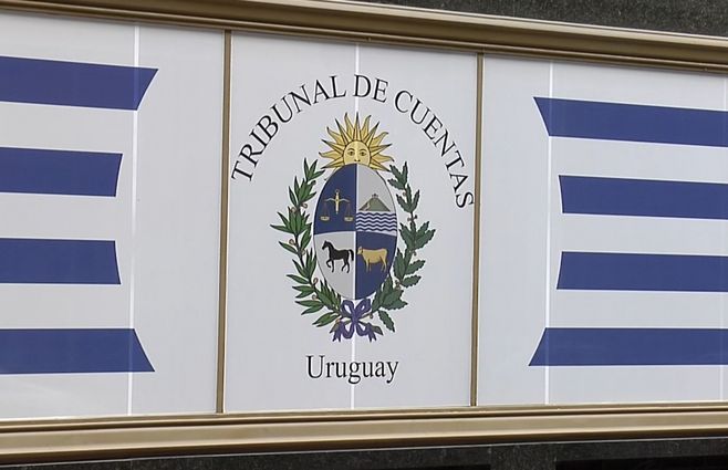Tribunal-de-Cuentas-con-bandera-Uruguay.jpg