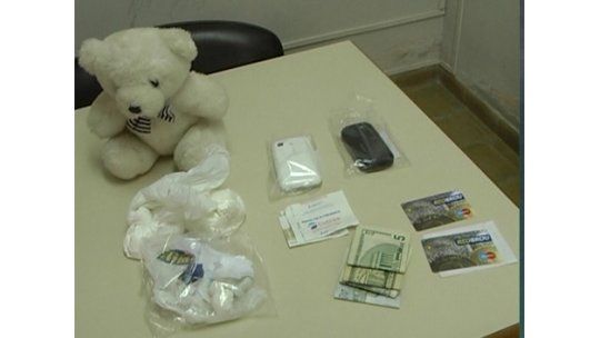 Procesan a padre que obligaba a hija a trasladar droga en peluche