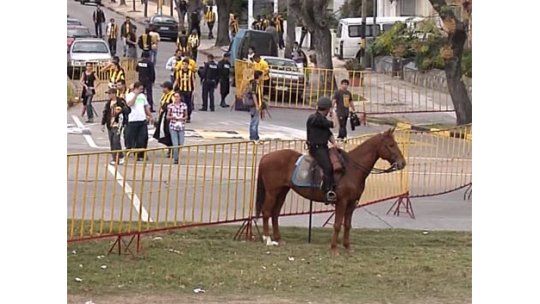 Unos 700 policías en seguridad del clásico; porteros en conflicto