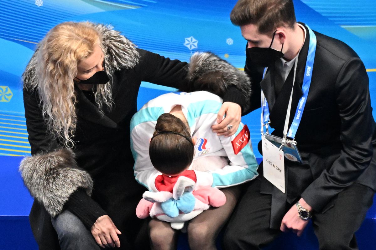 La rusa KamilaValieva llora abrazada a un oso de peluche, después de competir enel patinaje libre femenino de patinaje artístico, en los JuegosOlímpicos de Invierno de Beijing 2022.
