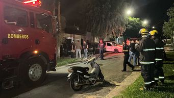 Bomberos y policías en el lugar del ataque e incendio que dejó a dos niños y dos adultos heridos y con quemaduras.