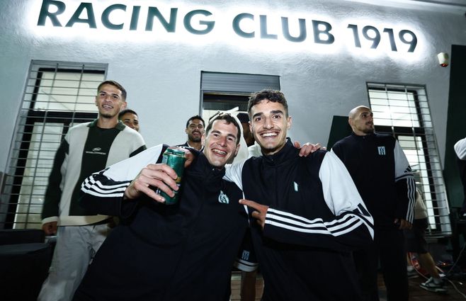 Las fotos del festejo de Racing campeón del Torneo Apertura con hinchas y jugadores en la sede del club