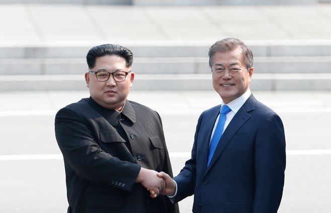 Kim Jong Un y Moon Jae-in estrechan las manos