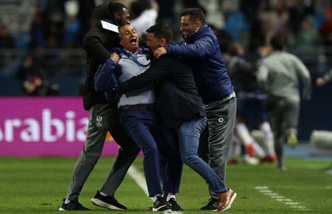 El festejo de Ramón Díaz tras clasificar con Al Hilal a la final del Mundial de Clubes. AFP.