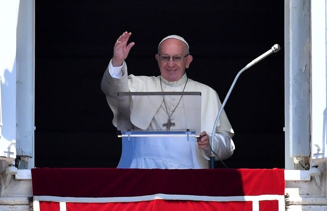 papa francisco en el balcón angelus afp.jpg