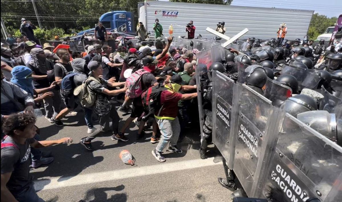 Caravana de 600 migrantes que buscar cruzar a EEUU se enfrenta a