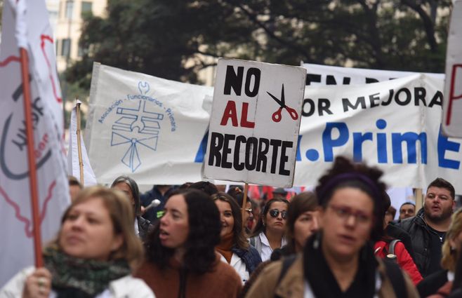 Marcha de sindicatos de la educación. Foto: Foco Uy
