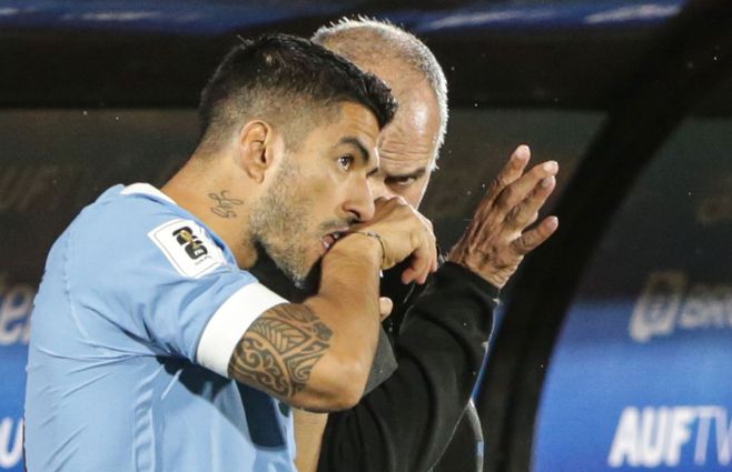 Luis Suárez recibe indicaciones de Marcelo Bielsa antes de entrar en el partido Uruguay-Bolivia. Foto: FocoUy.