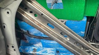 tres argentinos detenidos en san jose tras circular con 31 ladrillos de droga en un vehiculo