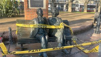 investigan el robo de un brazo de albert einstein en la escultura de bronce en la plaza de los treinta y tres