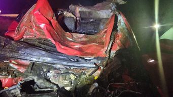 un hombre de 45 anos y una nina de 8 estan graves en cti tras chocar a un caballo