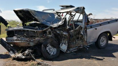 un hombre murio tras chocar con dos camiones cargados de madera