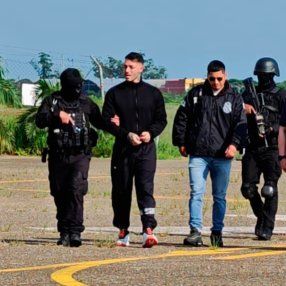 Sebastián Marset en aeropuerto de Santa Cruz de la Sierra, antes de subir al avión que lo sacará de Bolivia. Foto: Secretaría Antidrogas de Paraguay. Sebastián Marset en aeropuerto de Santa Cruz de la Sierra, antes de subir al avión que lo sacará de Bolivia. Foto: Secretaría Antidrogas de Paraguay.