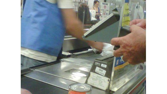Supermercado de Punta del Este denunció a 3 jóvenes por maniobra