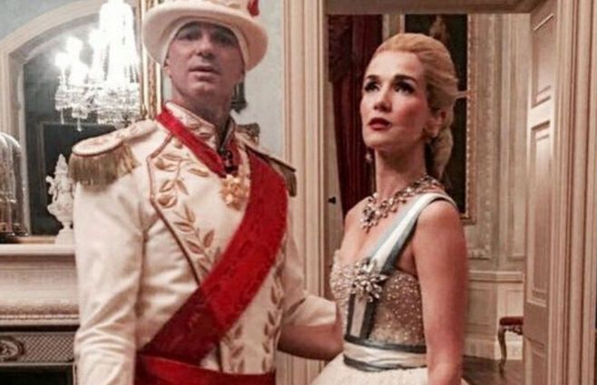 Oreiro, junto Alan Faena, en una fiesta en Inglaterra. Allí cantó para un magnate ruso.&nbsp;