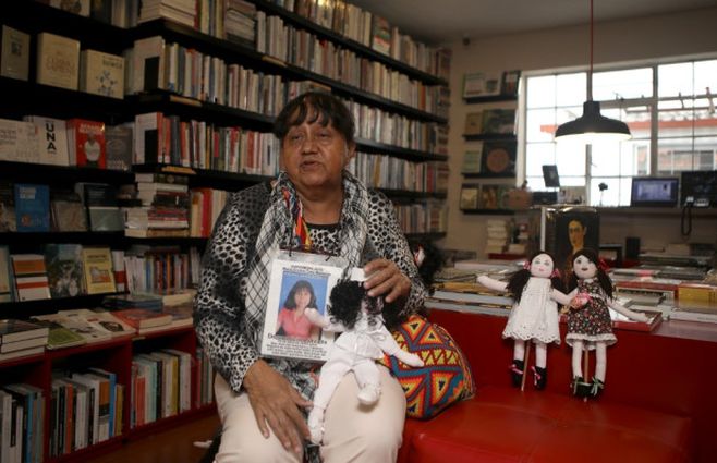 La víctima colombiana de guerra Paulina Mahecha muestra una muñeca de trapo que hizo para representar a su hija, María Cristina Cobo.&nbsp;Mahecha comenzó a hacer muñecas de trapo como terapia para curar su propio dolor después de 14 años de búsqueda sin éxito de los restos de su hija
