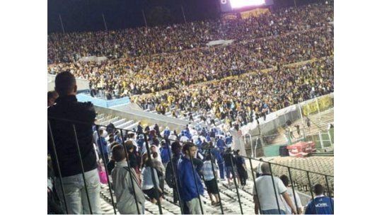 Incidentes entre hinchas de Peñarol y Vélez con la Policía