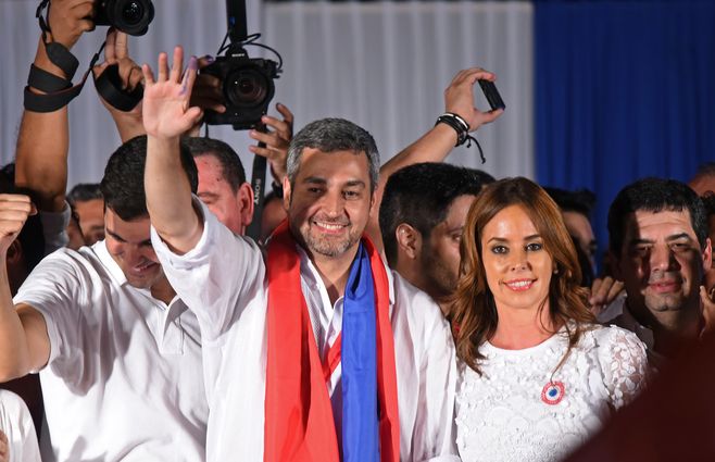 Abdo ya ganó y saluda a su público.