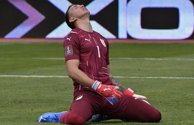 Muslera sufre el gol de Bolivia por un error suyo. AFP.