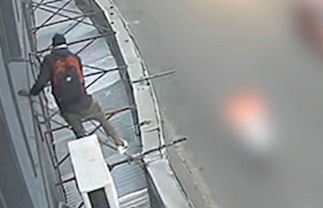 El delincuente detenido cuando intentaba escapar por el techo de un comercio en el Centro de Montevideo.