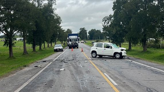 Dos personas murieron y cuatro resultaron lesionadas en choque frontal entre un auto y una camioneta