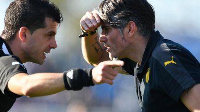 El DT de Peñarol y el árbitro Andrés Cunha en la tarde del domingo durante el partido Liverpool-Peñarol