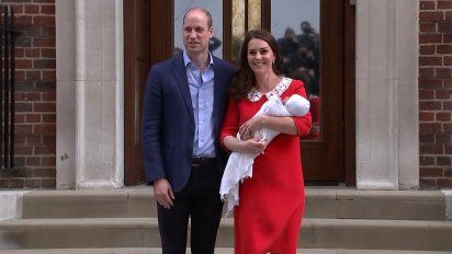 Duques de Cambridge, William y Catherin, mostrando a su tercer hijo.&nbsp;