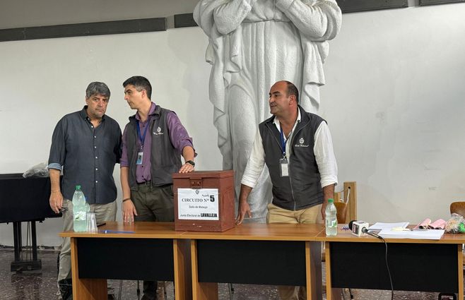 Escrutinio de votos observados en Lavalleja. Foto: Yandira Castro, corresponsal de Subrayado.