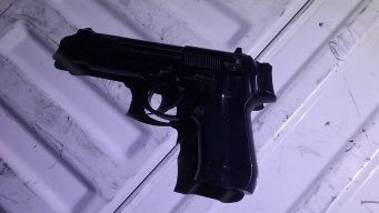 Foto de archivo. El arma le fue incautada al agresor; es una pistola de 9 milímetros.