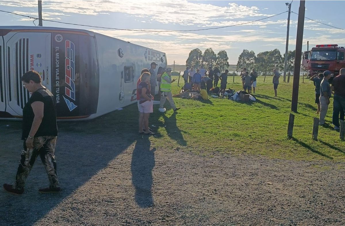 Volcó un ómnibus con pasaje completo en ruta 3 en Flores: hay 11 pasajeros lesionados