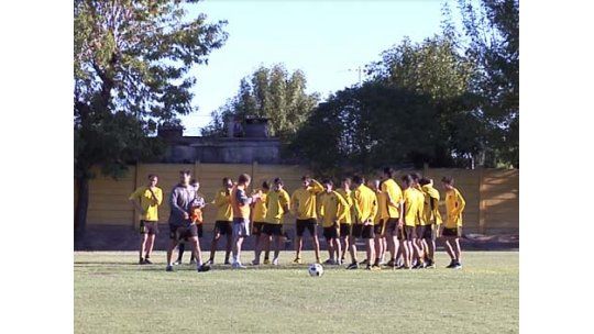 Peñarol se presenta ante el público para jugar contra el Levante