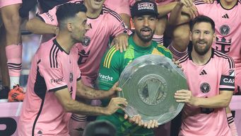 Messi levanta el trofeo por el récord de puntos de la temporada regular de la MLS. AFP