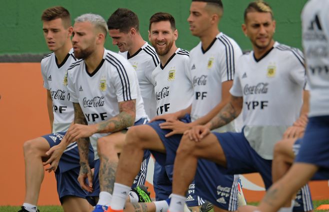 Juan Foyth, Nicolas Otamendi, Lionel Messi, Ramiro Funes Mori y Roberto Pereyra estiran en el entrenamiento de preparación del partido ante Venezuela
